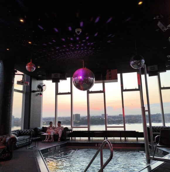 Le Bain – The Standard